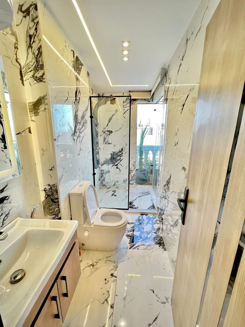 Deluxe Double Room, Mountain View | Bathroom | Combined shower/tub, hydromassage showerhead, free toiletries