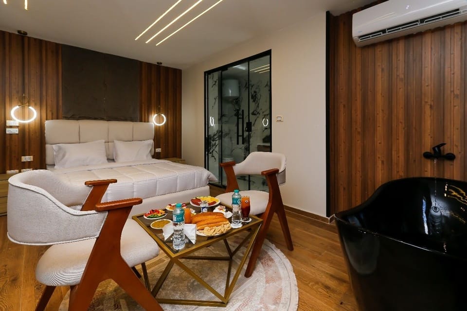 Elite Double Room, 1 King Bed, Hot Tub, Desert View | Egyptian cotton sheets, premium bedding, down comforters, pillowtop beds