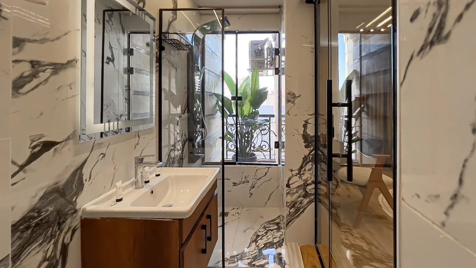 Elite Double Room, 1 King Bed, Hot Tub, Desert View | Bathroom | Combined shower/tub, hydromassage showerhead, free toiletries