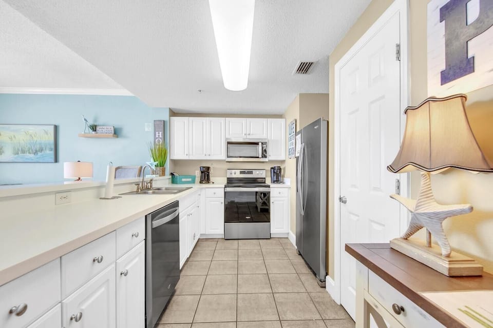 Condo, 1 King Bed with Sofa bed (Majestic Beach Towers 1-1005) | Private kitchen | Oven, toaster