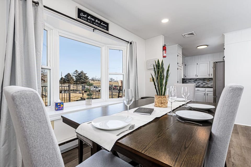Dining room, seating for 6