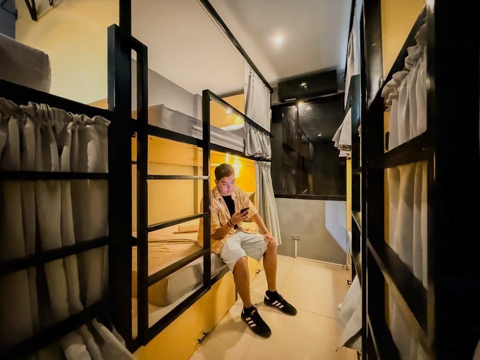 Double Bed in 8-Bed Co-Living Room - All Genders | WiFi (free)