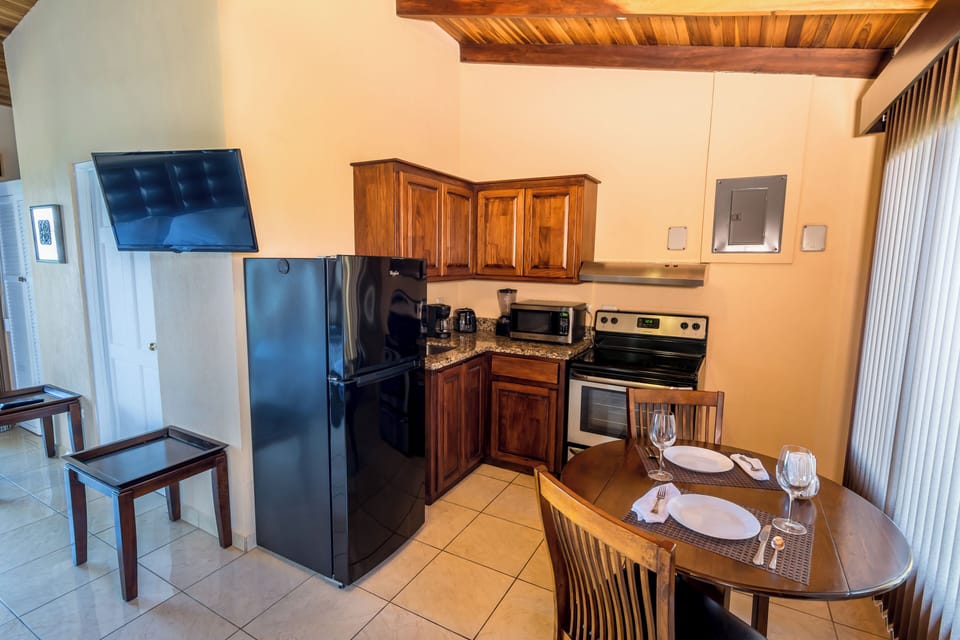 Deluxe Suite, Mountain View | Private kitchen