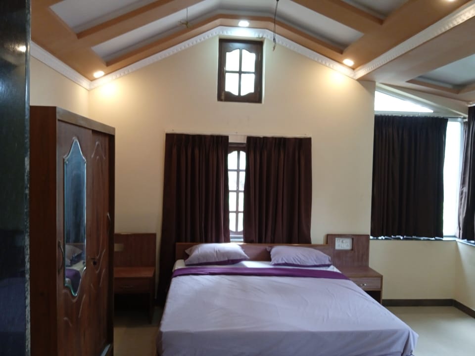 Triple Room | Individually furnished, laptop workspace, free WiFi