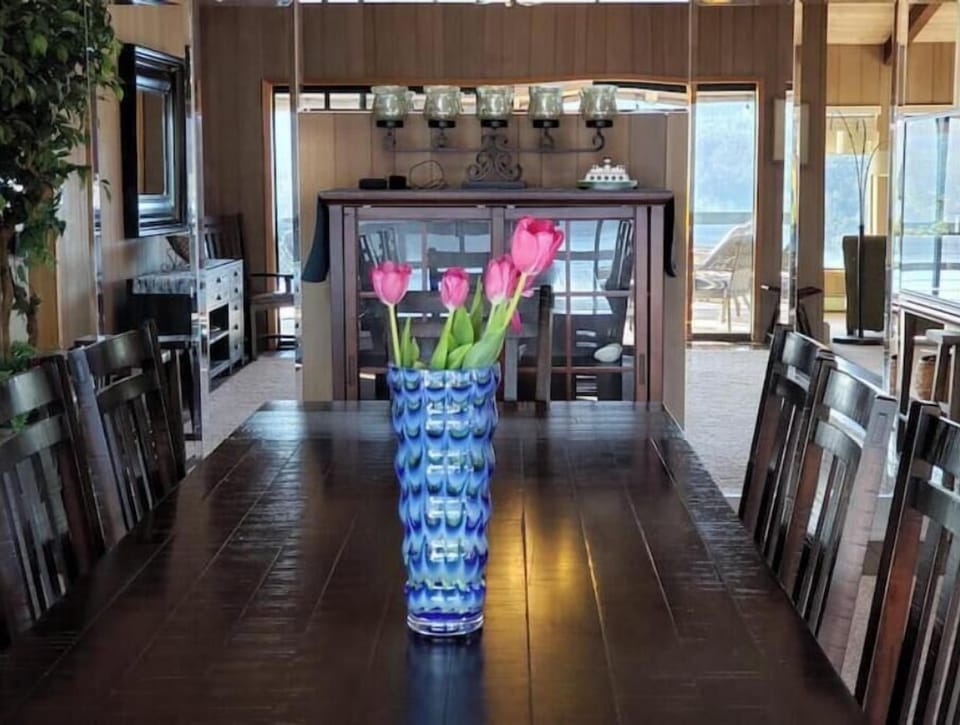 Main Floor
Dining room for 10-12