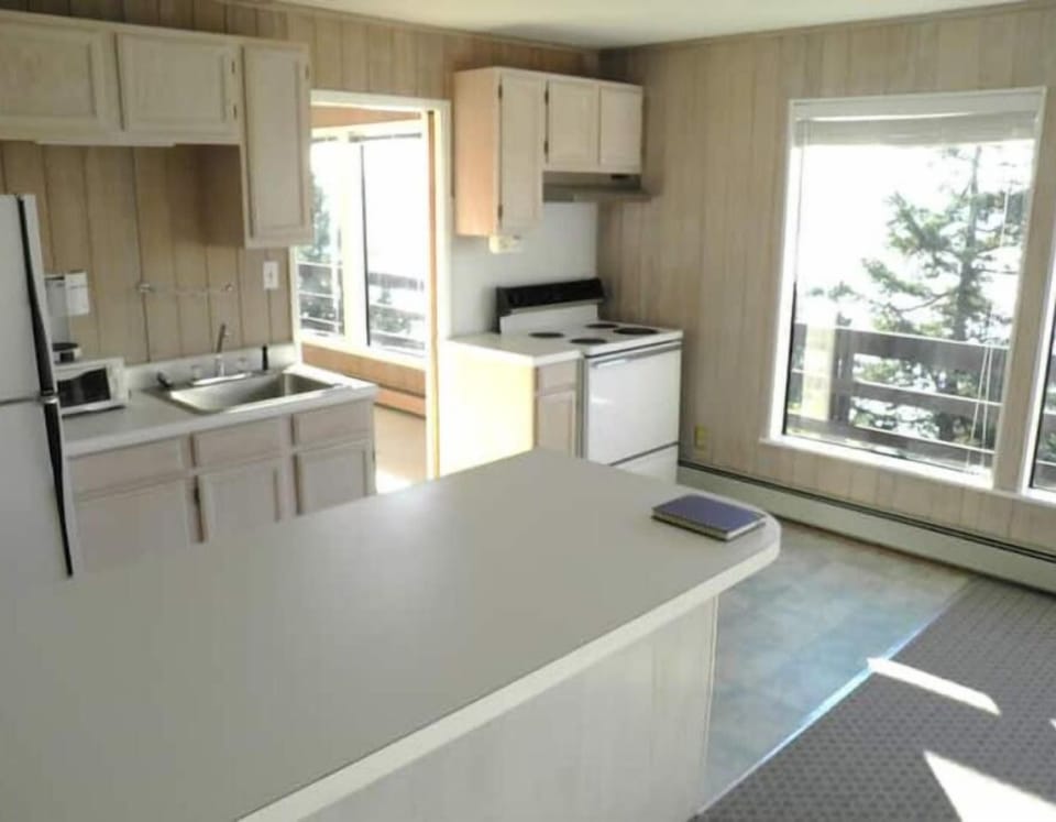 Lower Level
Kitchenette 