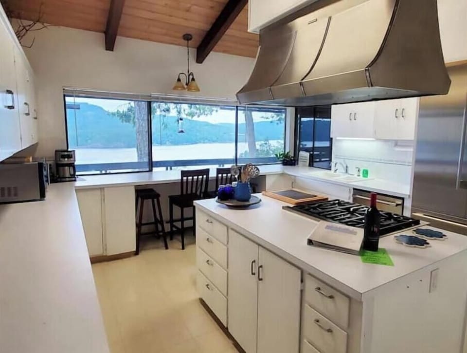 Main Level
Large kitchen with gas stove.
BBQ is outside on the deck.
Best views