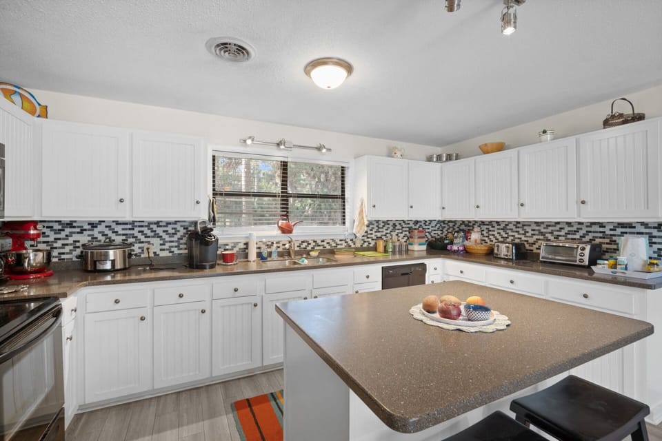 Eat-in Kitchen