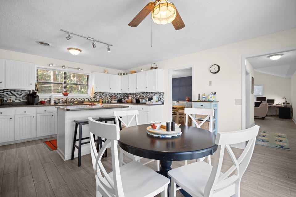 Eat-in Kitchen