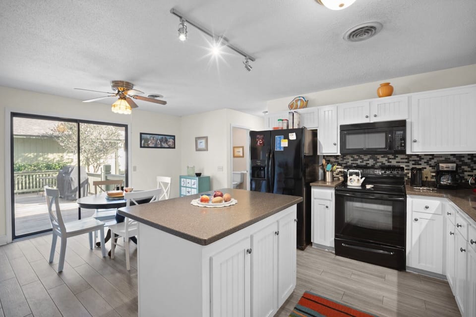 Eat-in Kitchen