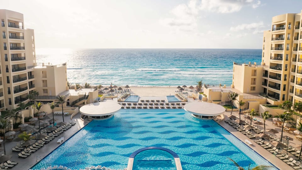 4 outdoor pools, pool umbrellas, sun loungers