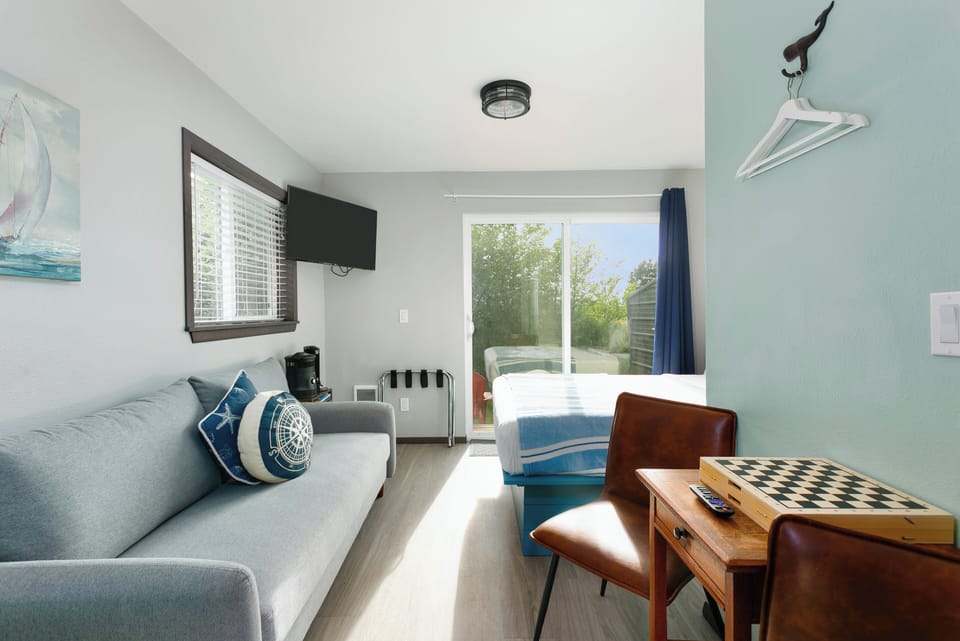 Bright, coastal comfort in every corner 💙