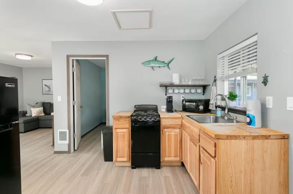 Cook, sip, and relax in this cozy kitchen ☕
