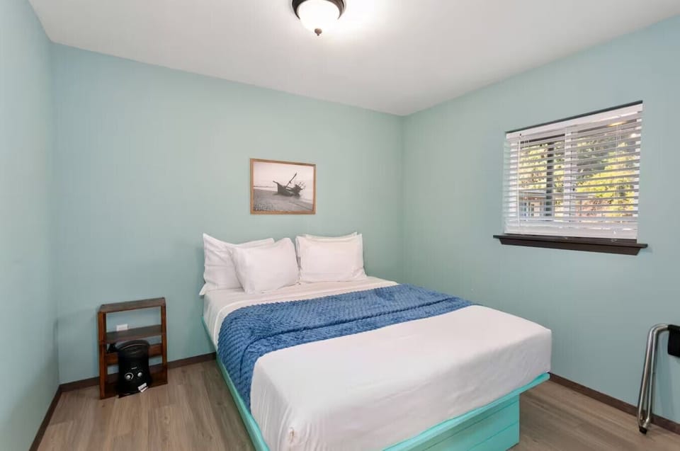 Comfy queen bed with natural light, just minutes from Grayland Beach