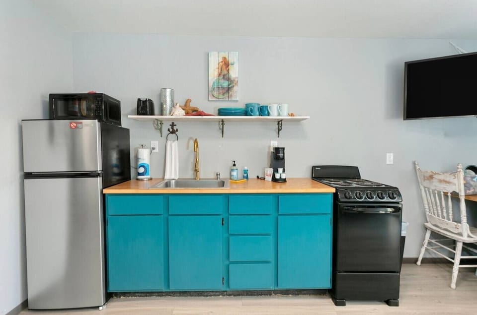 Bright turquoise kitchen with everything you need 🍴