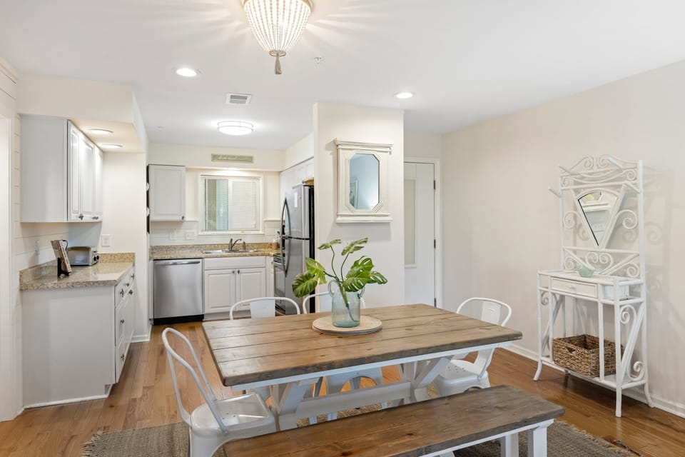 Dining table seats 6 guests