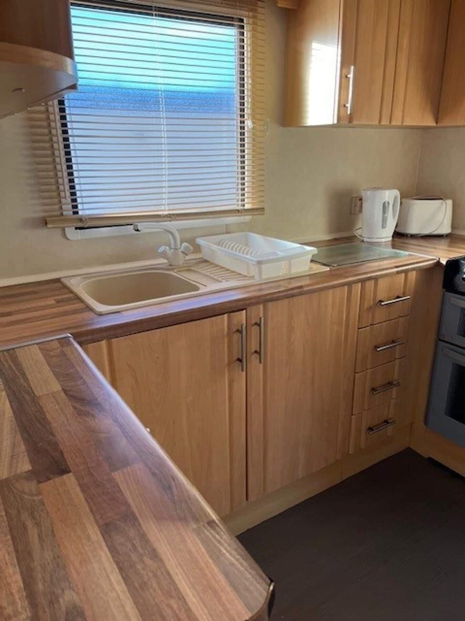 Chalet | Private kitchen | Fridge, microwave, oven, stovetop
