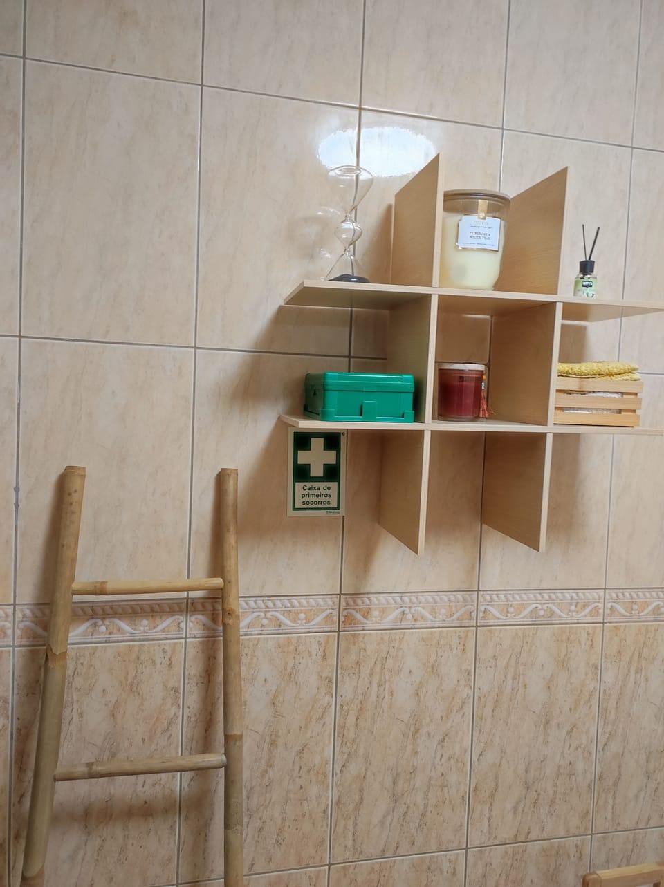 Combined shower/tub, free toiletries, hair dryer, slippers