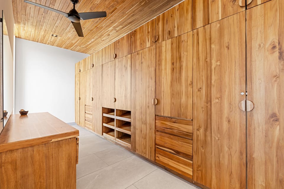 Main House Master Suite Closet – 3rd Floor