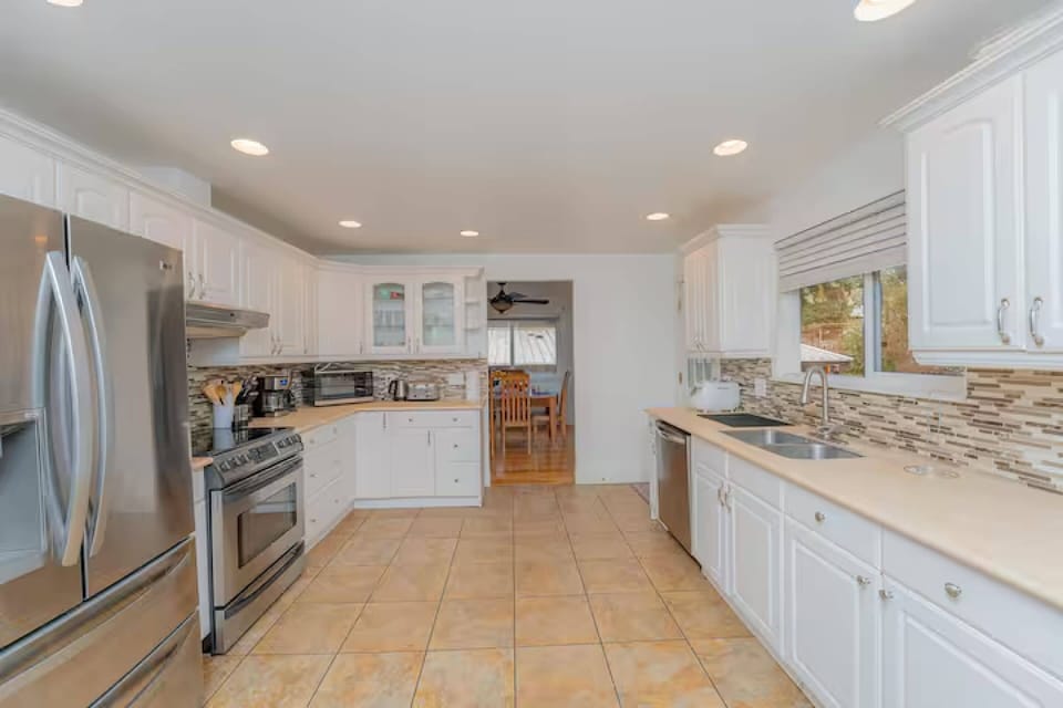 Full-size fridge, microwave, oven, stovetop