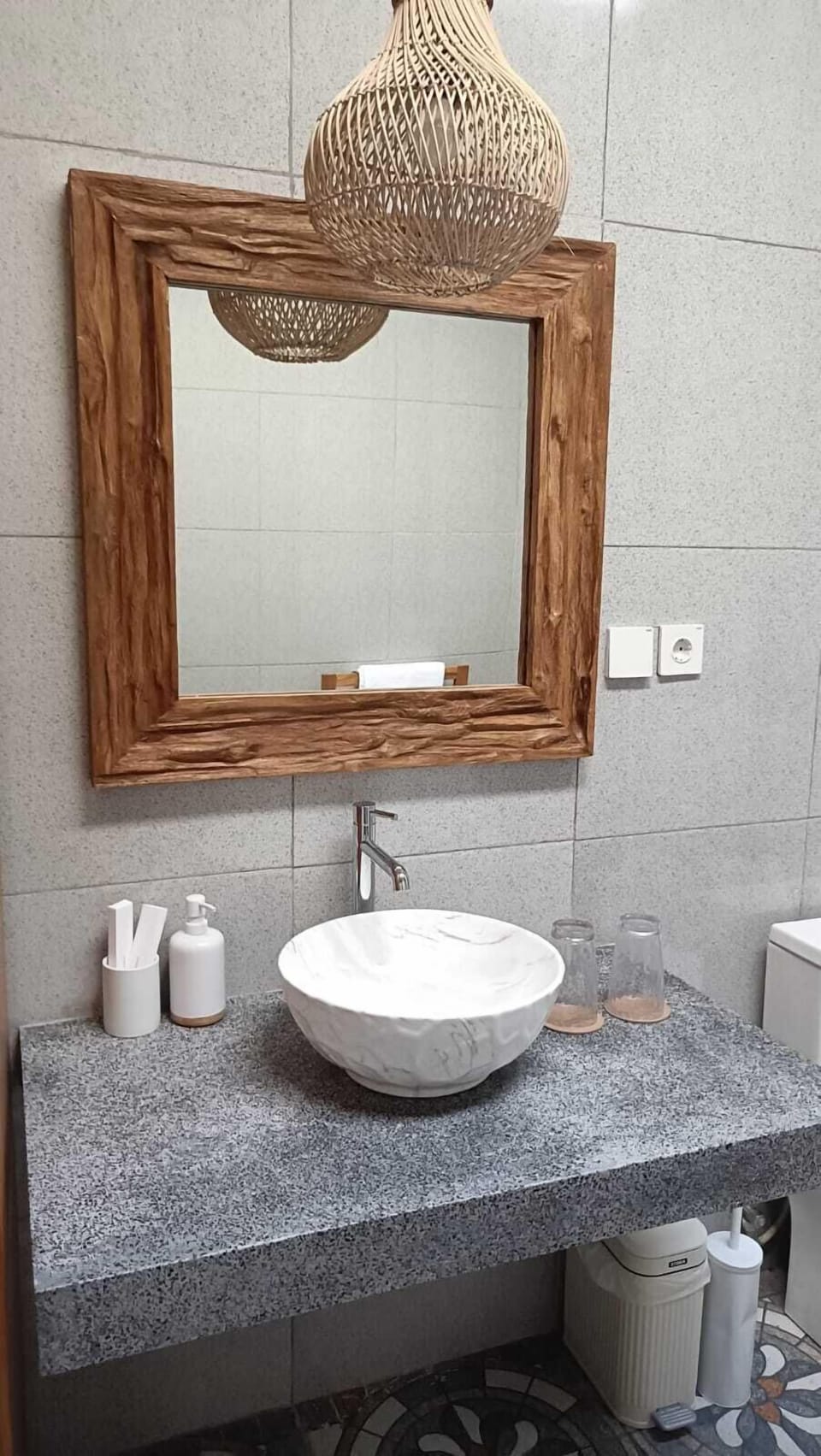 Deluxe Double Room | Bathroom | Shower, hair dryer, bidet, towels