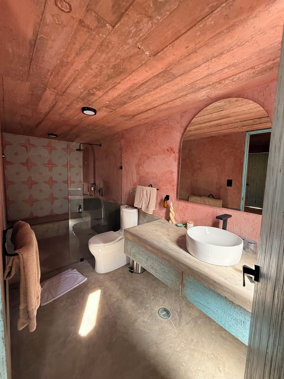 Family Quadruple Room | Bathroom | Shower, free toiletries, hair dryer, towels