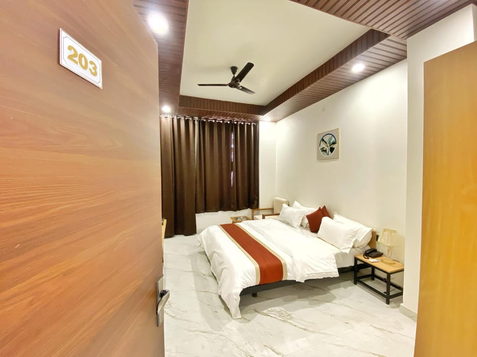 Premium Double Room, Balcony, City View | Premium bedding, individually furnished, desk, laptop workspace