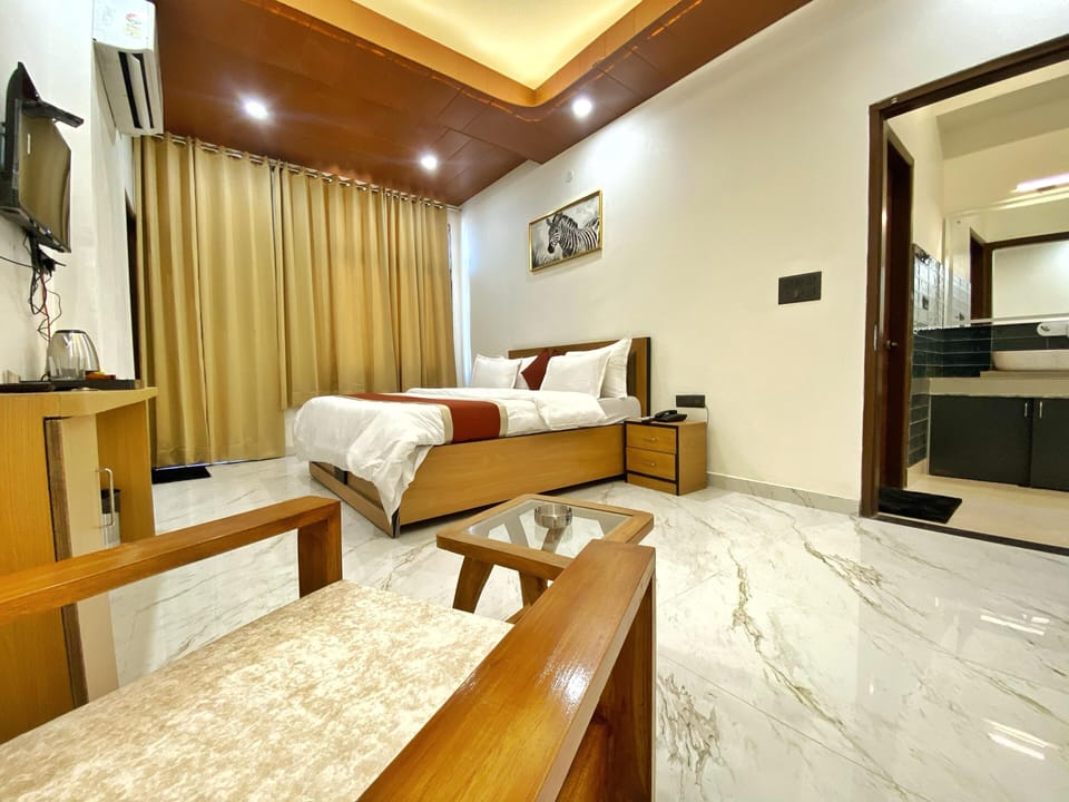 Premium Double Room, Balcony, City View | Premium bedding, individually furnished, desk, laptop workspace