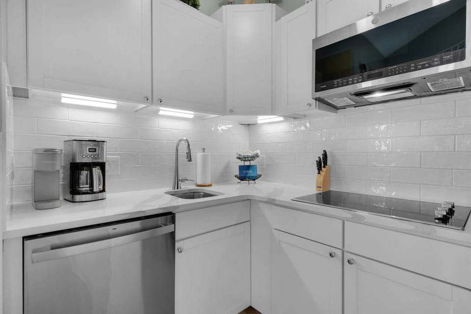 Modern sleek and functional kitchen!