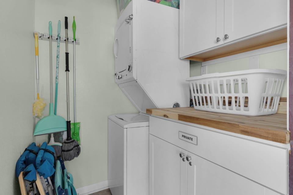The private laundry space features a modern washer/dryer set and folding area.
