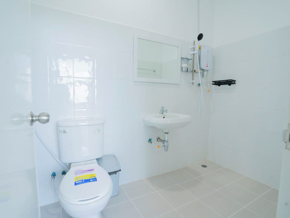 Standard Twin Room | Bathroom | Shower, free toiletries, slippers, towels