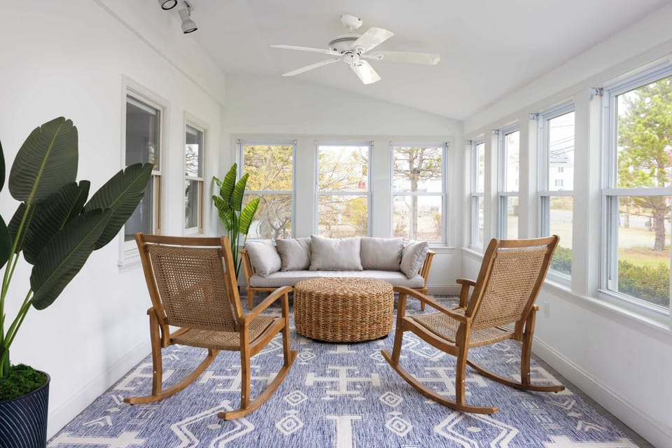 Chill, gather, and enjoy our fully furnished closed in porch! ☀️🪑 