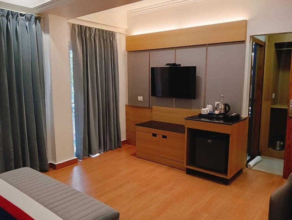 Superior Room, Balcony | Desk, laptop workspace, soundproofing, iron/ironing board