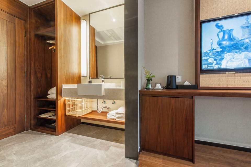 Basic Double Room, City View | Premium bedding, down comforters, pillowtop beds, minibar (free items)