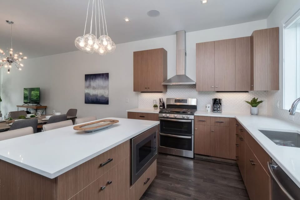 Fully equipped kitchen, whip up some culinary delights.