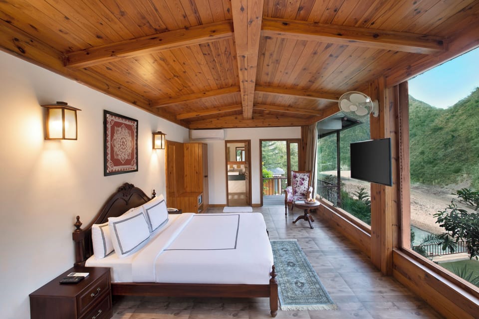 In-room safe, desk, laptop workspace, soundproofing