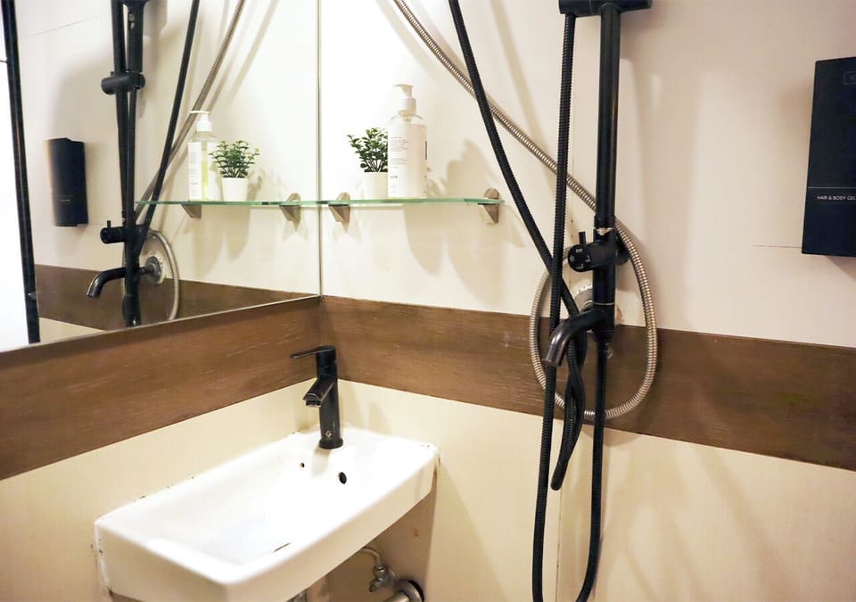 Deluxe Twin Room | Bathroom | Bidet, towels, soap, shampoo