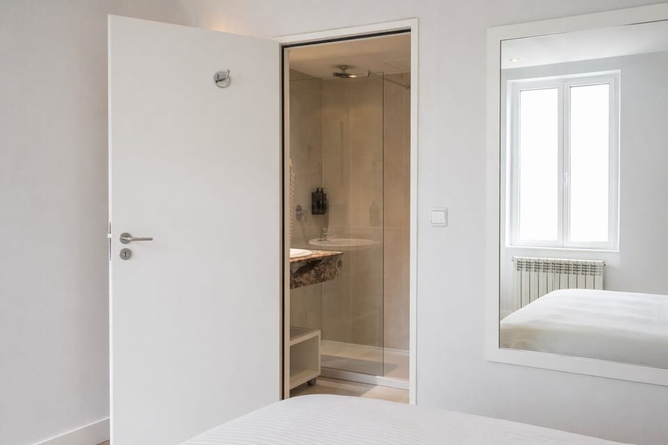 Shower, soap, shampoo, toilet paper