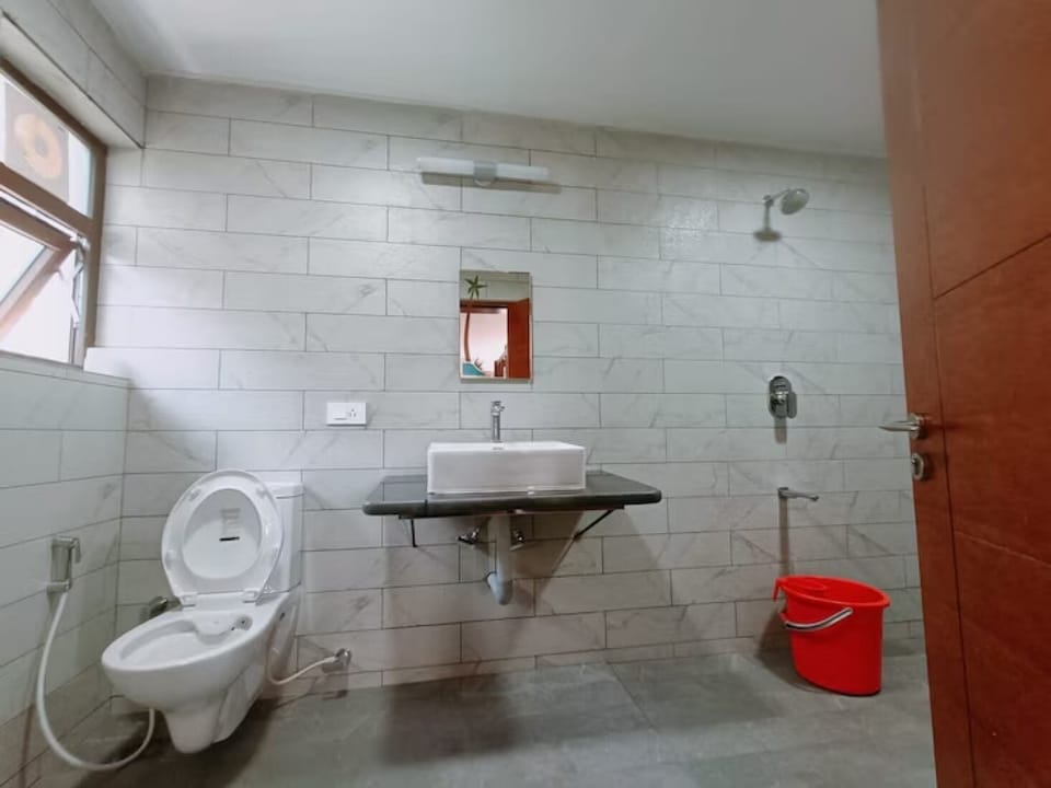 Shower, rainfall showerhead, free toiletries, towels