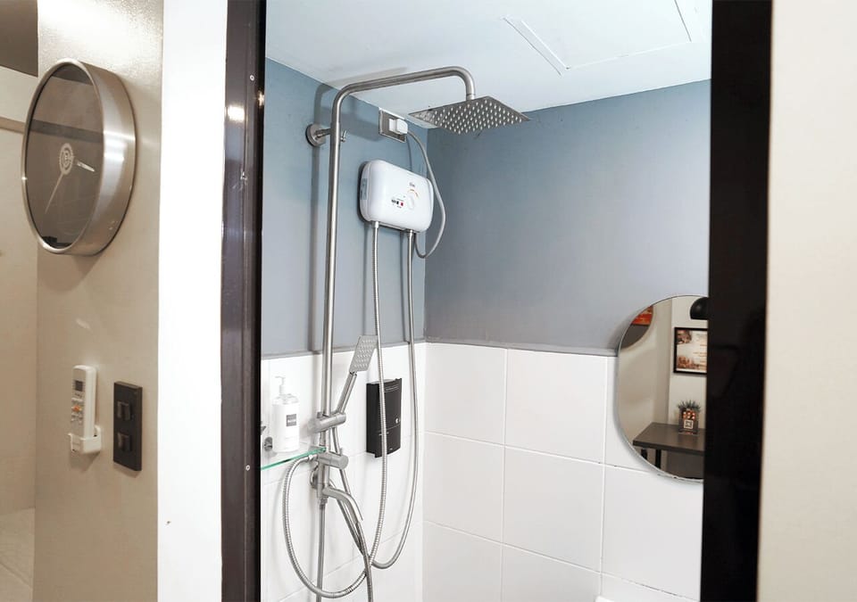 Deluxe Twin Room | Bathroom | Hair dryer, bidet, towels, soap