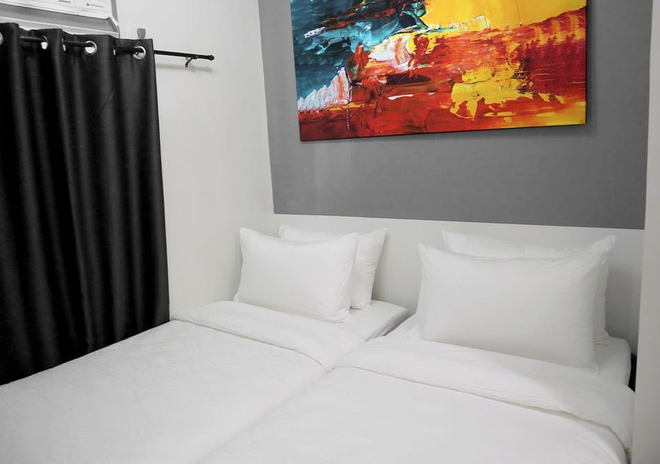 Deluxe Twin Room | Desk, laptop workspace, blackout drapes, iron/ironing board