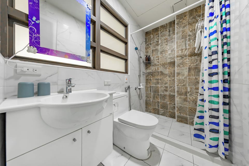 Double Room with Street View and Balcony | Bathroom | Shower, hair dryer, slippers, towels