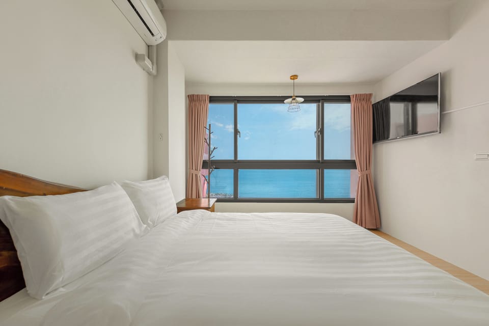 Double Room with Sea View | Free WiFi, bed sheets