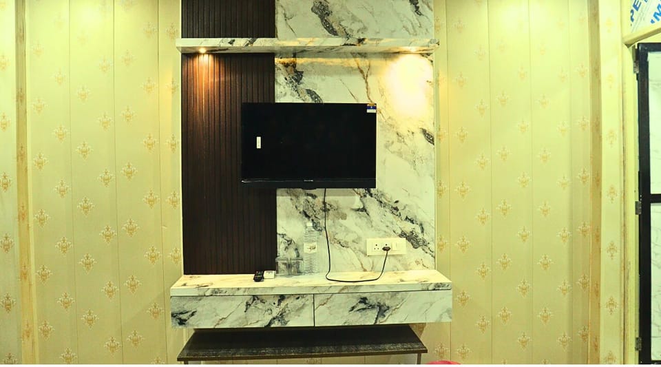 Standard Double Room | Living area | 32-inch TV with digital channels, Netflix, Hulu