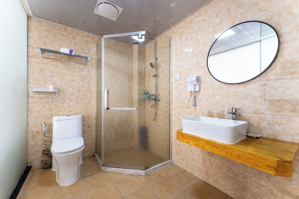 Basic Twin Room | Bathroom | Shower, free toiletries, hair dryer, towels