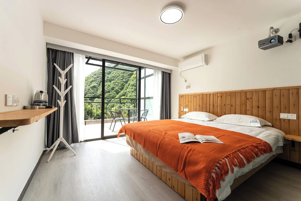 Elite Double Room | Laptop workspace, free WiFi, bed sheets