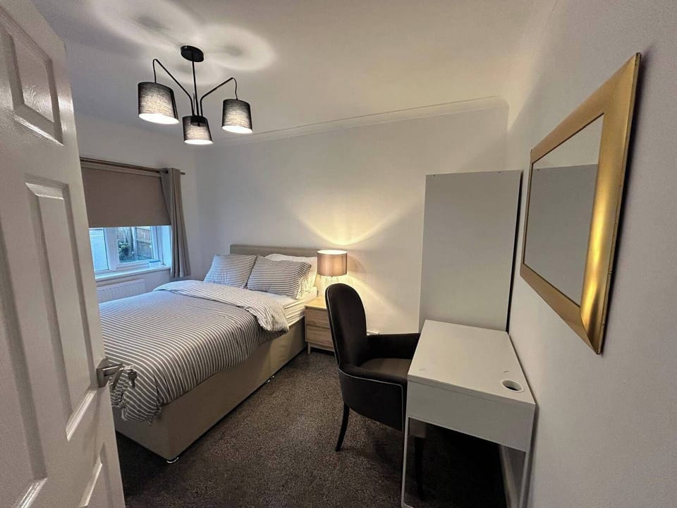 Cosy 3-bed Retreat - Garden, Parking & Bbq House in Birmingham