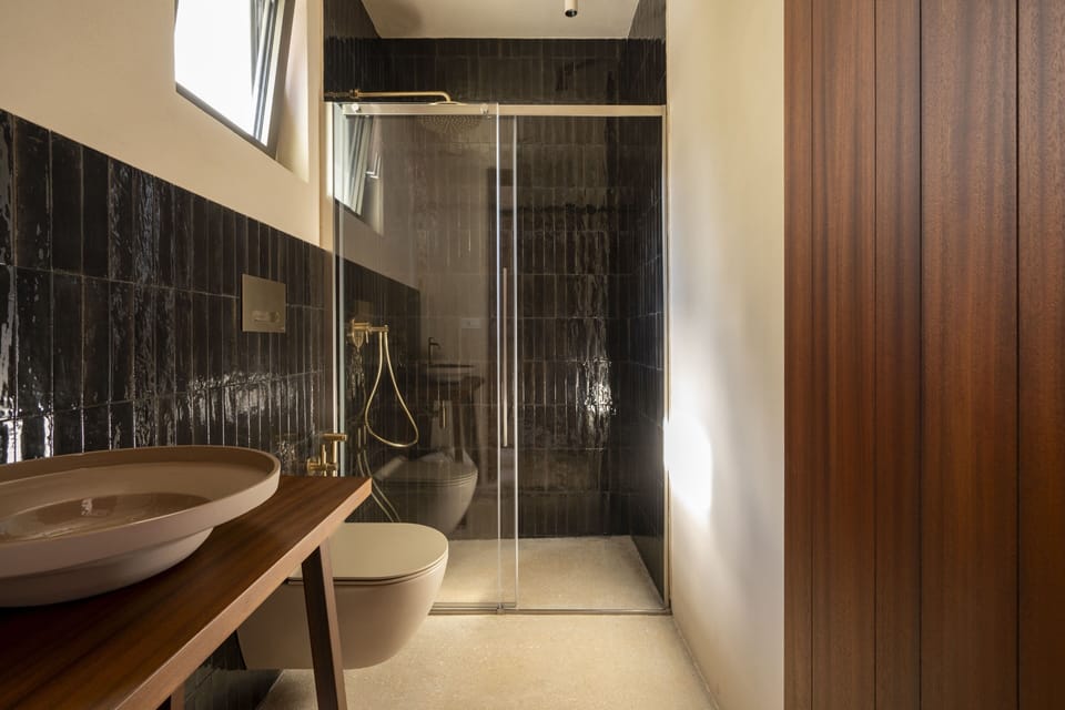 Deluxe Studio Suite | Bathroom | Shower, rainfall showerhead, eco-friendly toiletries, hair dryer