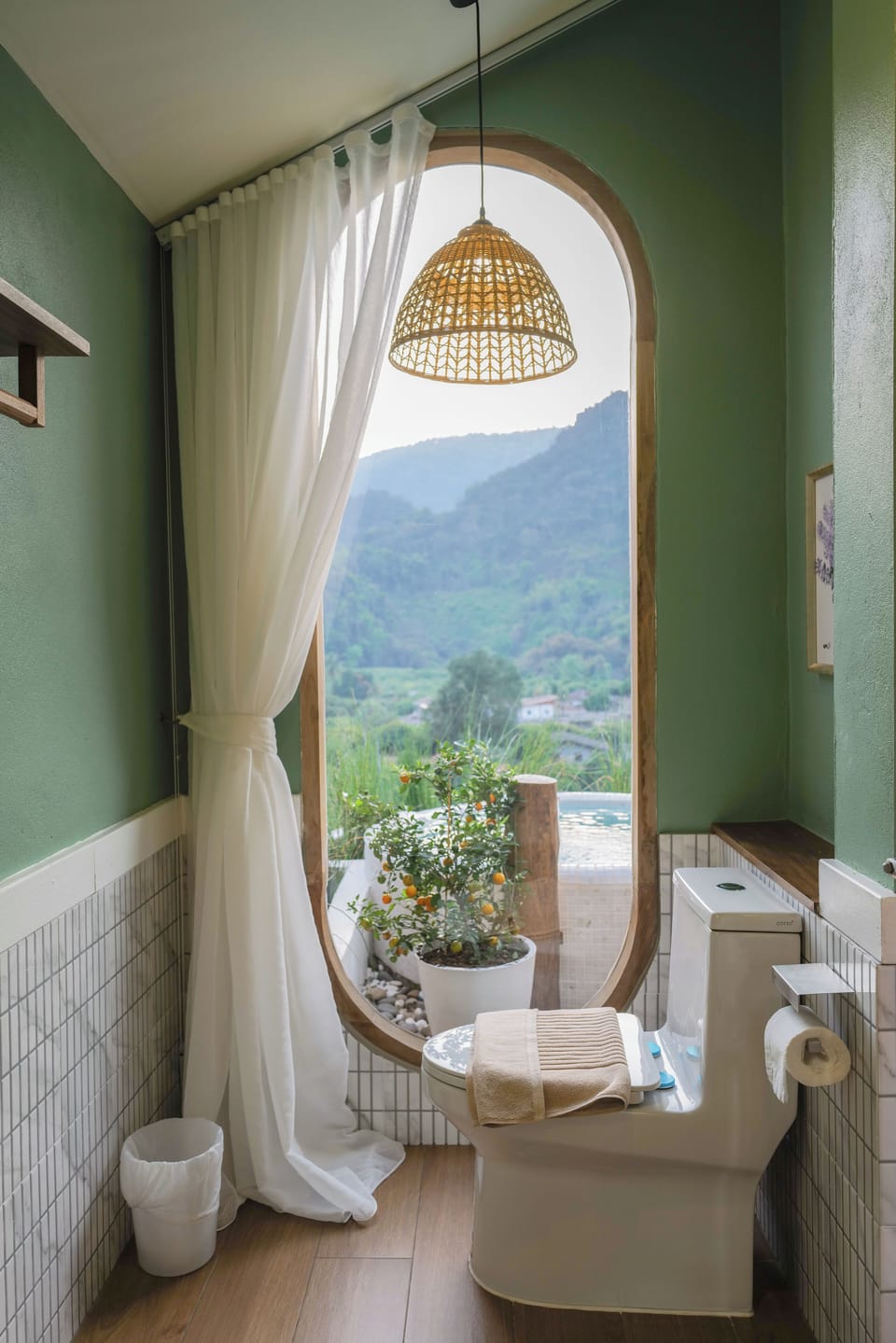 Separate tub and shower, free toiletries, hair dryer, bathrobes