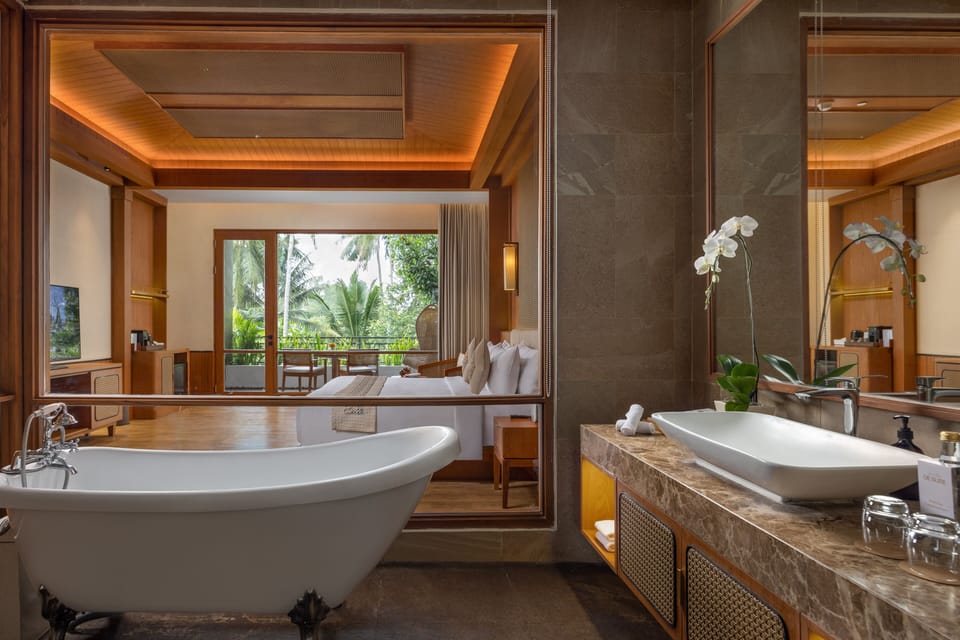 Suite Room with Jungle View | Bathroom | Shower, free toiletries, hair dryer, bathrobes